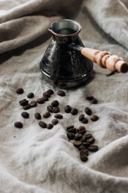 siyah Türk kahvesi ot fasulye ile yakın çekim fotoğraf
