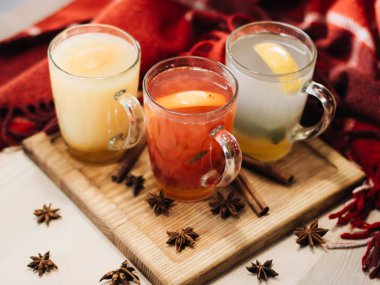 baharat ve otlar tablo ile lezzetli sıcak çay kümesinin yakın çekim fotoğraf