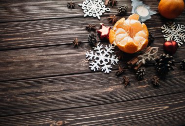 ahşap masa üzerinde Noel dekorasyonu ile taze turuncu yakın çekim