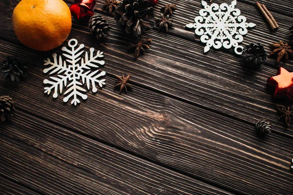 Крупним Планом Свіжий Апельсин Різдвяним Прикрасою Дерев Яному Столі — стокове фото