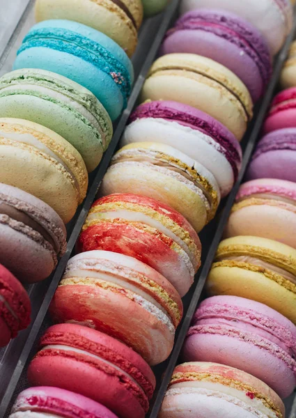 테이블에 상자에 달콤한 다채로운 Macarons의 — 스톡 사진