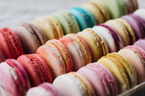 상자에 달콤한 다채로운 프랑스 Macarons의 — 스톡 사진