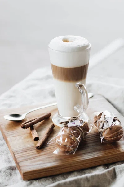 Foto Close Xícara Com Latte Macchiato Mesa — Fotografia de Stock