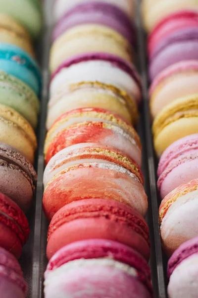 테이블에 상자에 달콤한 다채로운 프랑스 Macarons의 — 스톡 사진