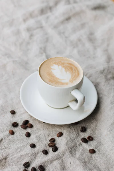 Foto Close Xícara Branca Com Café Latte Mesa — Fotografia de Stock