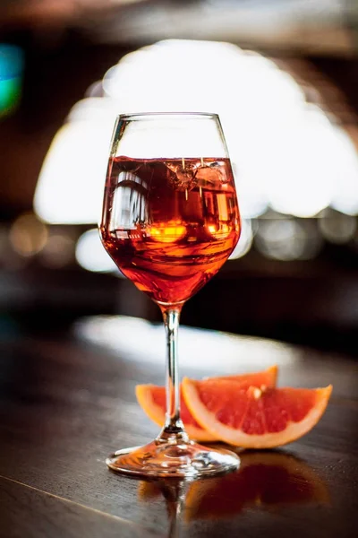 Foto Cerca Deliciosa Bebida Alcohólica Con Pomelo Mesa — Foto de Stock
