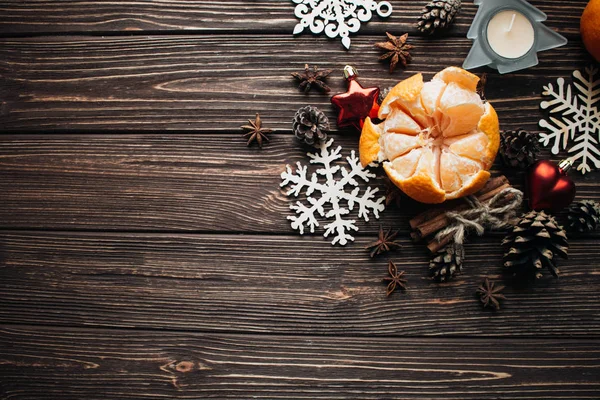 Крупним Планом Свіжий Апельсин Різдвяним Прикрасою Дерев Яному Столі — стокове фото