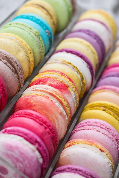 테이블에 상자에 달콤한 다채로운 Macarons의 — 스톡 사진