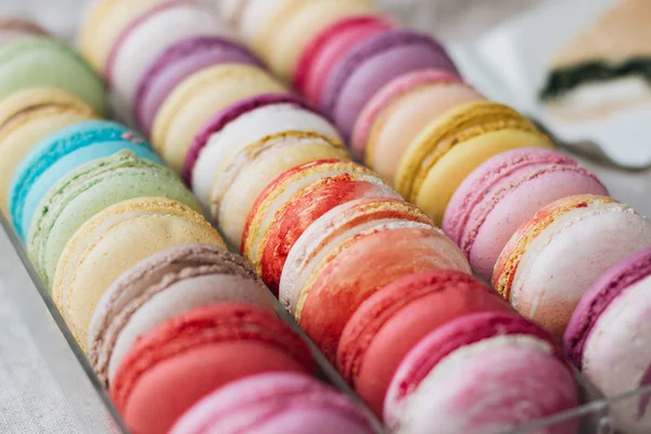 테이블에 상자에 달콤한 다채로운 프랑스 Macarons의 — 스톡 사진