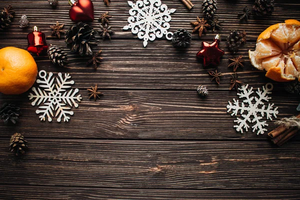 Close Van Fris Oranje Met Kerstdecoratie Houten Tafel — Stockfoto