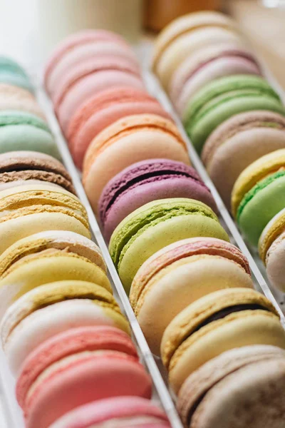 테이블에 상자에 달콤한 다채로운 Macarons의 — 스톡 사진