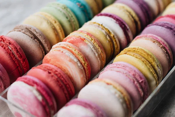 테이블에 상자에 달콤한 다채로운 프랑스 Macarons의 — 스톡 사진