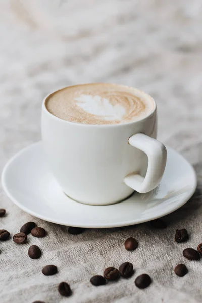 Foto Close Xícara Branca Com Café Latte Mesa — Fotografia de Stock