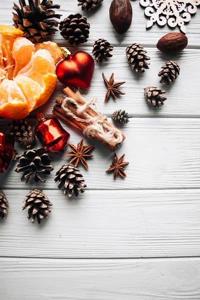 Крупним Планом Свіжий Апельсин Різдвяним Прикрасою Білому Дерев Яному Столі — стокове фото