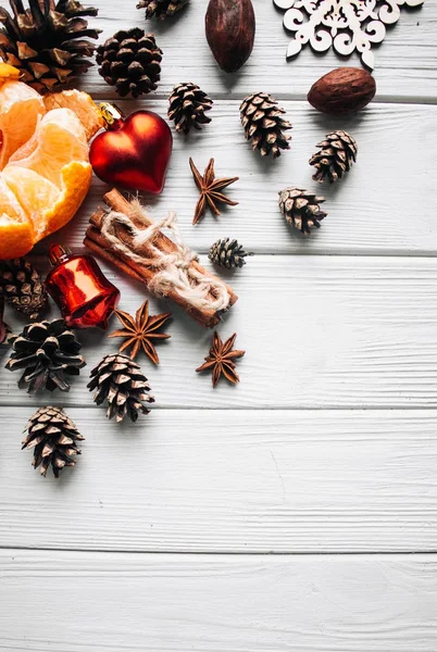 Крупним Планом Свіжий Апельсин Різдвяним Прикрасою Білому Дерев Яному Столі — стокове фото