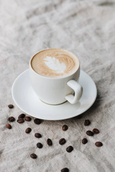 Foto Close Xícara Branca Com Café Latte Mesa — Fotografia de Stock