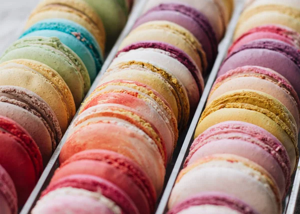상자에 달콤한 다채로운 프랑스 Macarons의 — 스톡 사진