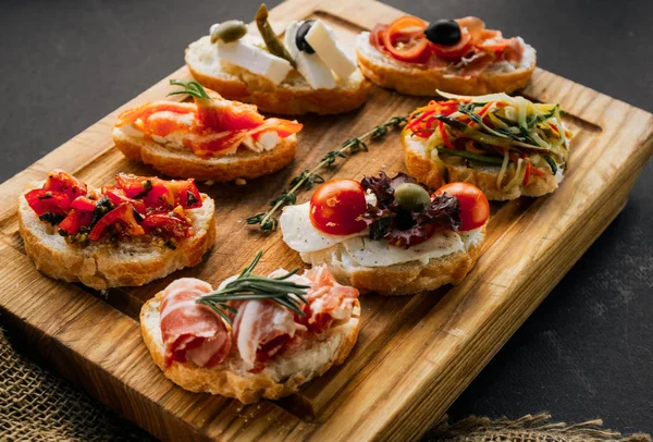 ahşap tahta etli taze bruschetta yakın çekim fotoğraf