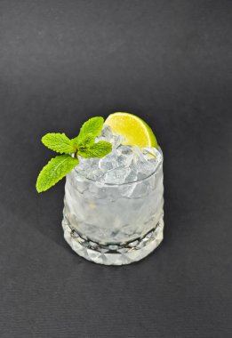 nane, buz ve koyu arka plan üzerine kireç kokteyl 