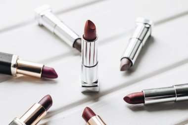 Ahşap arka plan üzerinde farklı renkteki Rujlar