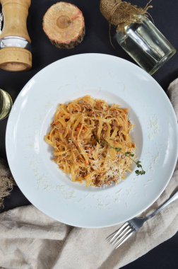 Büyük bir tabak içinde lezzetli İtalyan makarna