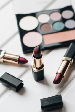 Farklı renkler ve ahşap arka plan üzerinde kaptırdın Rujlar