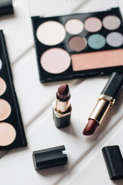 Farklı renkler ve ahşap arka plan üzerinde kaptırdın Rujlar