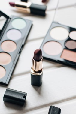 Farklı renkler ve ahşap arka plan üzerinde kaptırdın Rujlar