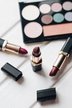 Farklı renkler ve ahşap arka plan üzerinde kaptırdın Rujlar