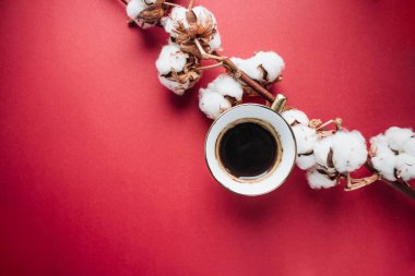 koyu arka plan üzerinde siyah kahve ve pamuk çiçek fincan 