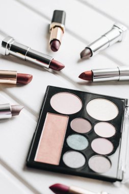 Farklı renkler ve ahşap arka plan üzerinde kaptırdın Rujlar