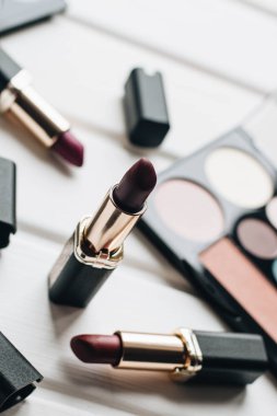 Farklı renkler ve ahşap arka plan üzerinde kaptırdın Rujlar