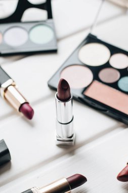 Farklı renkler ve ahşap arka plan üzerinde kaptırdın Rujlar