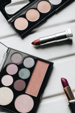 Farklı renkler ve ahşap arka plan üzerinde kaptırdın Rujlar