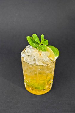 nane, buz ve koyu arka plan üzerine kireç kokteyl 