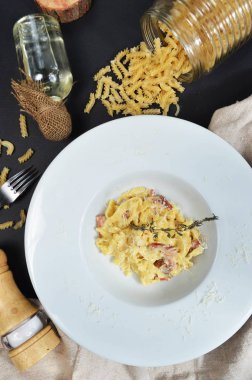 Lezzetli makarna Carbonara büyük bir tabak içinde