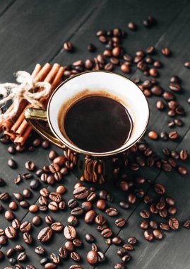 koyu arka plan üzerinde siyah kahve, kahve çekirdekleri ve tarçın sopa 