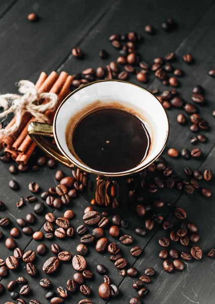 Xícara Café Preto Grãos Café Paus Canela Fundo Escuro — Fotografia de Stock