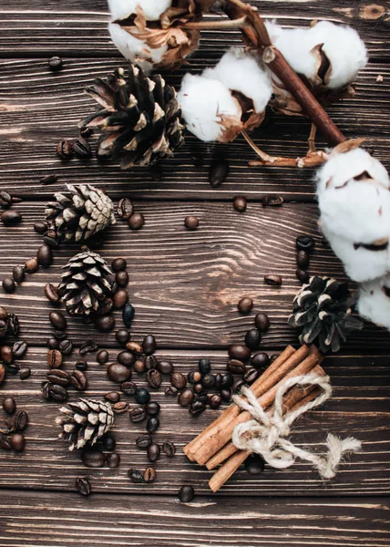 Vista Cerca Granos Café Tostados Flores Algodón Canela Conos Pino — Foto de Stock