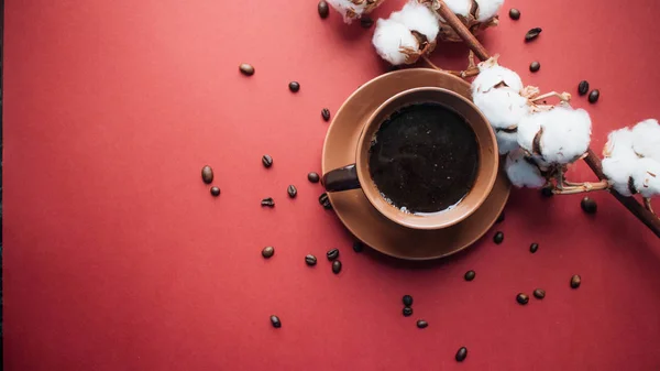 Xícara Café Preto Grãos Café Flores Algodão Fundo Escuro — Fotografia de Stock