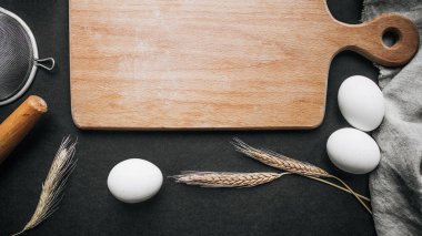 Yumurta, buğday kulak ve kesme tahtası - kompozisyon köknar tarifi şablon pişirme