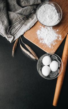 Yumurta, buğday kulak ve kesme tahtası - kompozisyon köknar tarifi şablon pişirme