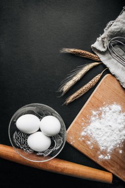 Yumurta, buğday kulak ve kesme tahtası - kompozisyon köknar tarifi şablon pişirme