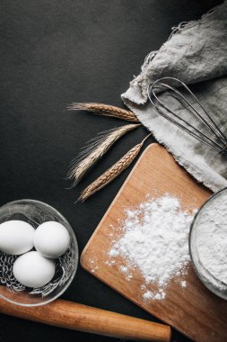 Yumurta, buğday kulak ve kesme tahtası - kompozisyon köknar tarifi şablon pişirme