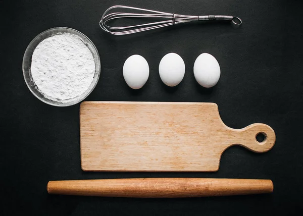 Eier Weizenähren Und Schneidebrett Zusammensetzung Tanne Backrezeptvorlage — Stockfoto