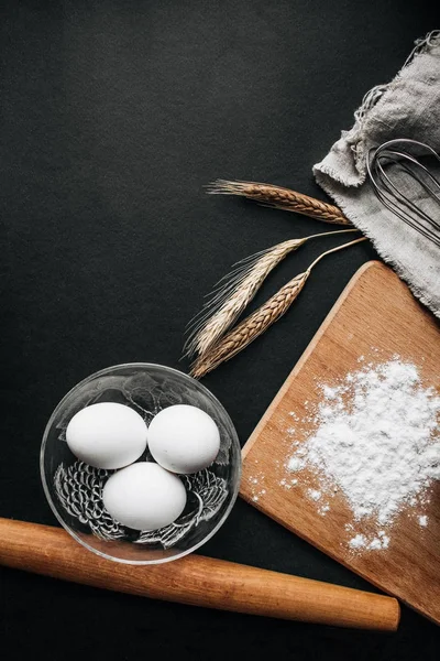 Yumurta, buğday kulak ve kesme tahtası - kompozisyon köknar tarifi şablon pişirme