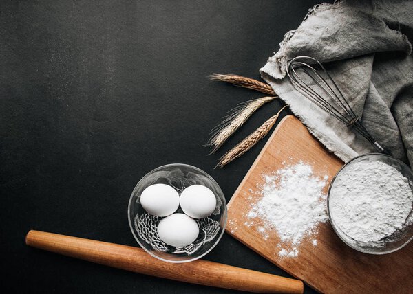 Яйца, колосья пшеницы и резки доски - композиция выпечки рецепт шаблон
