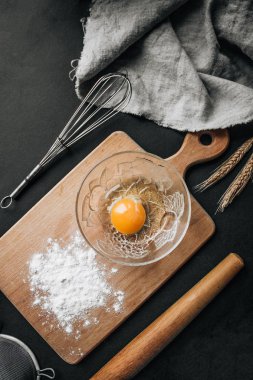 Yumurta, buğday kulak ve kesme tahtası - kompozisyon köknar tarifi şablon pişirme