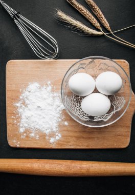 Yumurta, buğday kulak ve kesme tahtası - kompozisyon köknar tarifi şablon pişirme