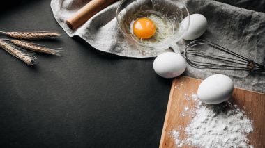 Yumurta, buğday kulak ve kesme tahtası - kompozisyon köknar tarifi şablon pişirme
